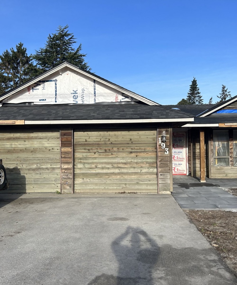 Clopay Coachman CG 11 garage doors with Liftmaster 6580L opener in Tsawwassen