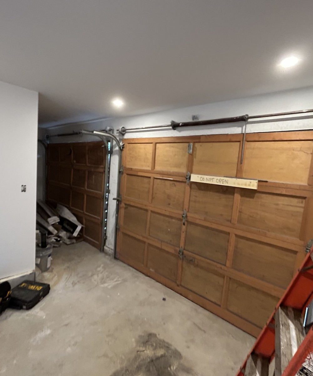 Clopay Coachman CG 11 garage doors with Liftmaster 6580L opener in Tsawwassen