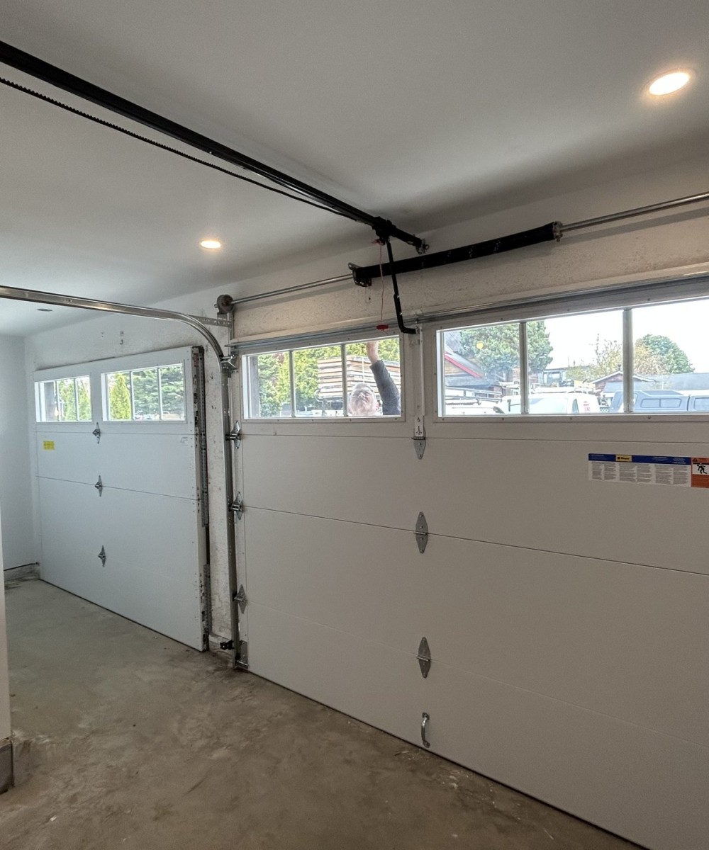 Clopay Coachman CG 11 garage doors with Liftmaster 6580L opener in Tsawwassen