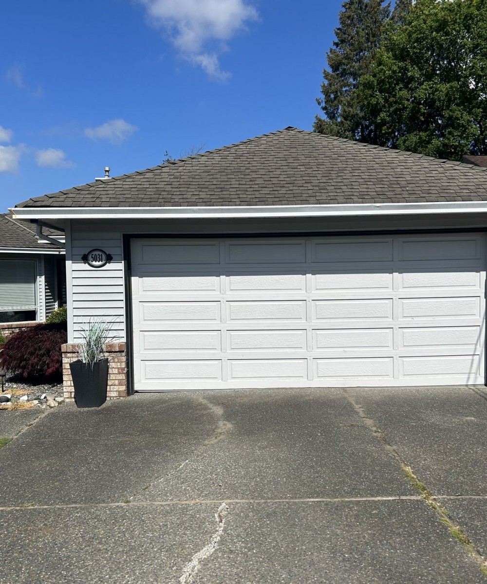 White Hormann 3400 Long Panel garage door installed in Ladner