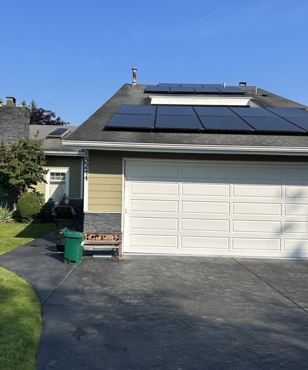 Steel-Craft RC-10 garage door in Ladner