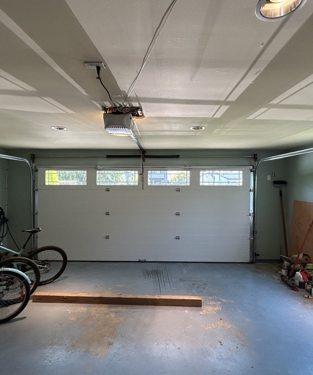 Steel-Craft RC-10 garage door in Ladner