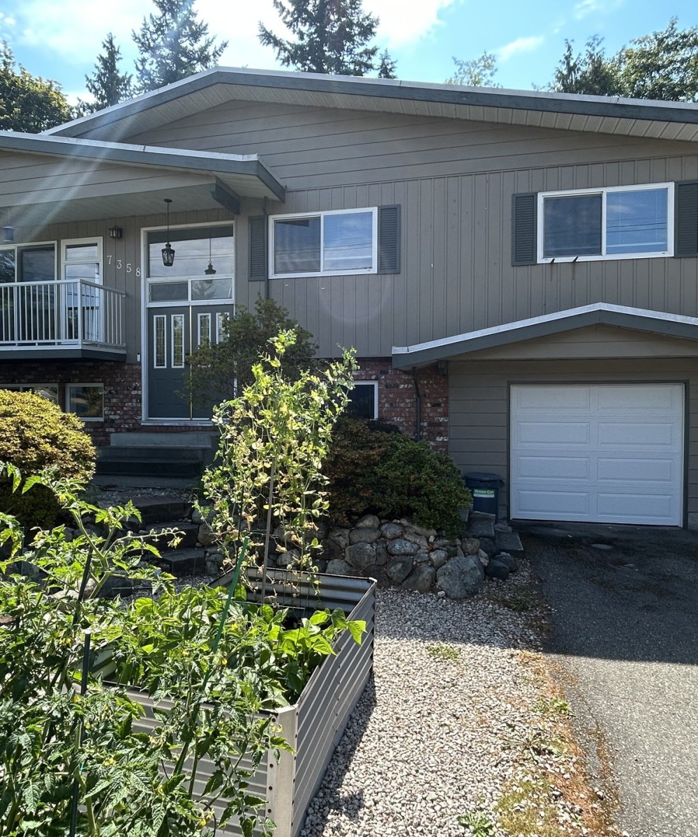 Hormann 3400 series white long panel garage door North Delta